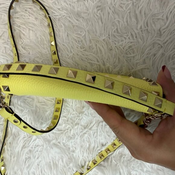 Valentino Garavani Rockstud pouch in grainy calfskin leather yellow - Picture 3 of 11